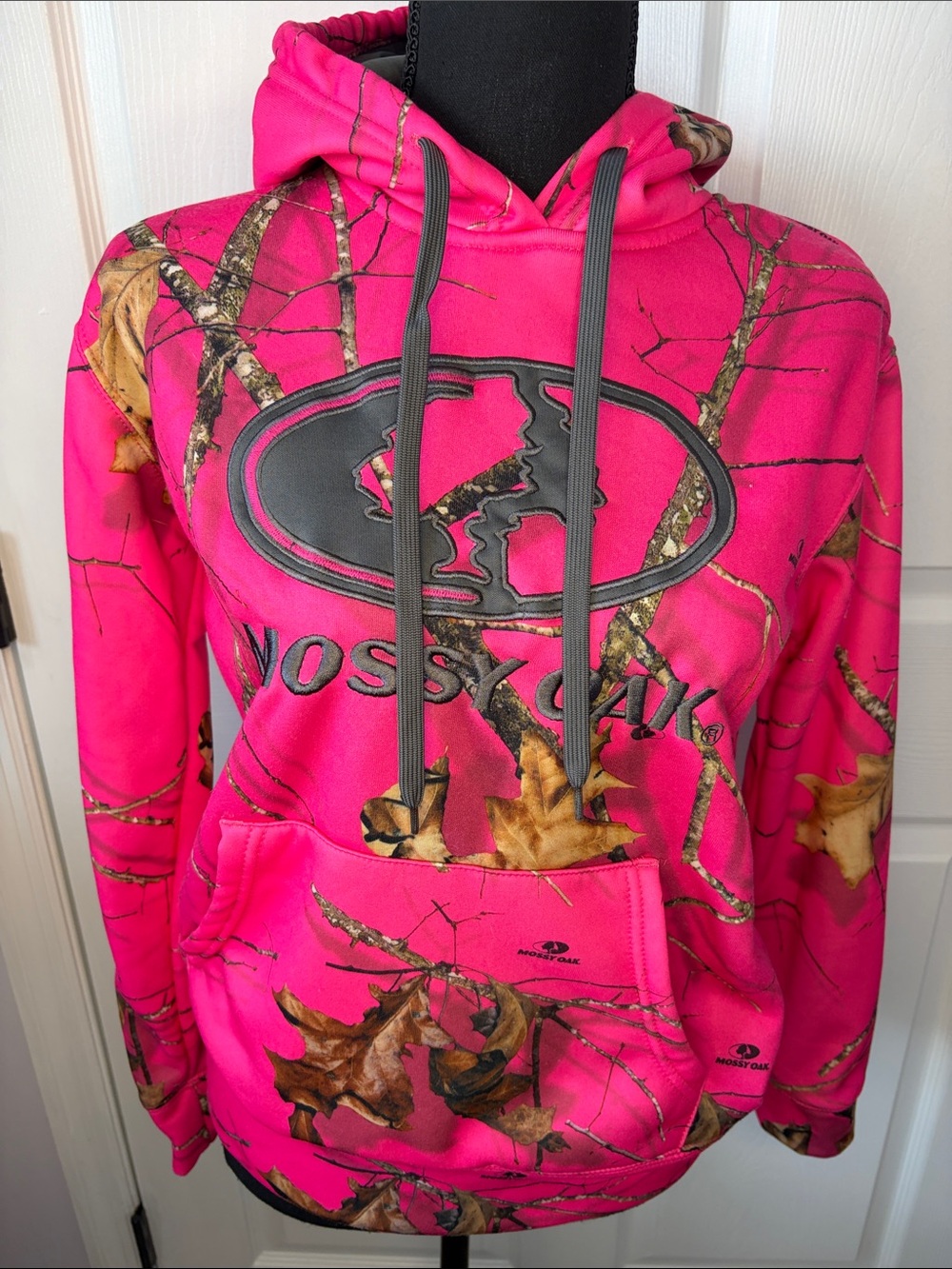 Mossy Oak Women’s Hot Pink Camo Hoodie with Pocket size small